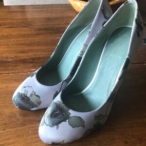 PAOLA DARCANO Anthropologie WOMEN Floral heel PUMP SHOES SIZE 38